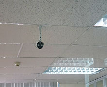 監視カメラ（天井に設置）
