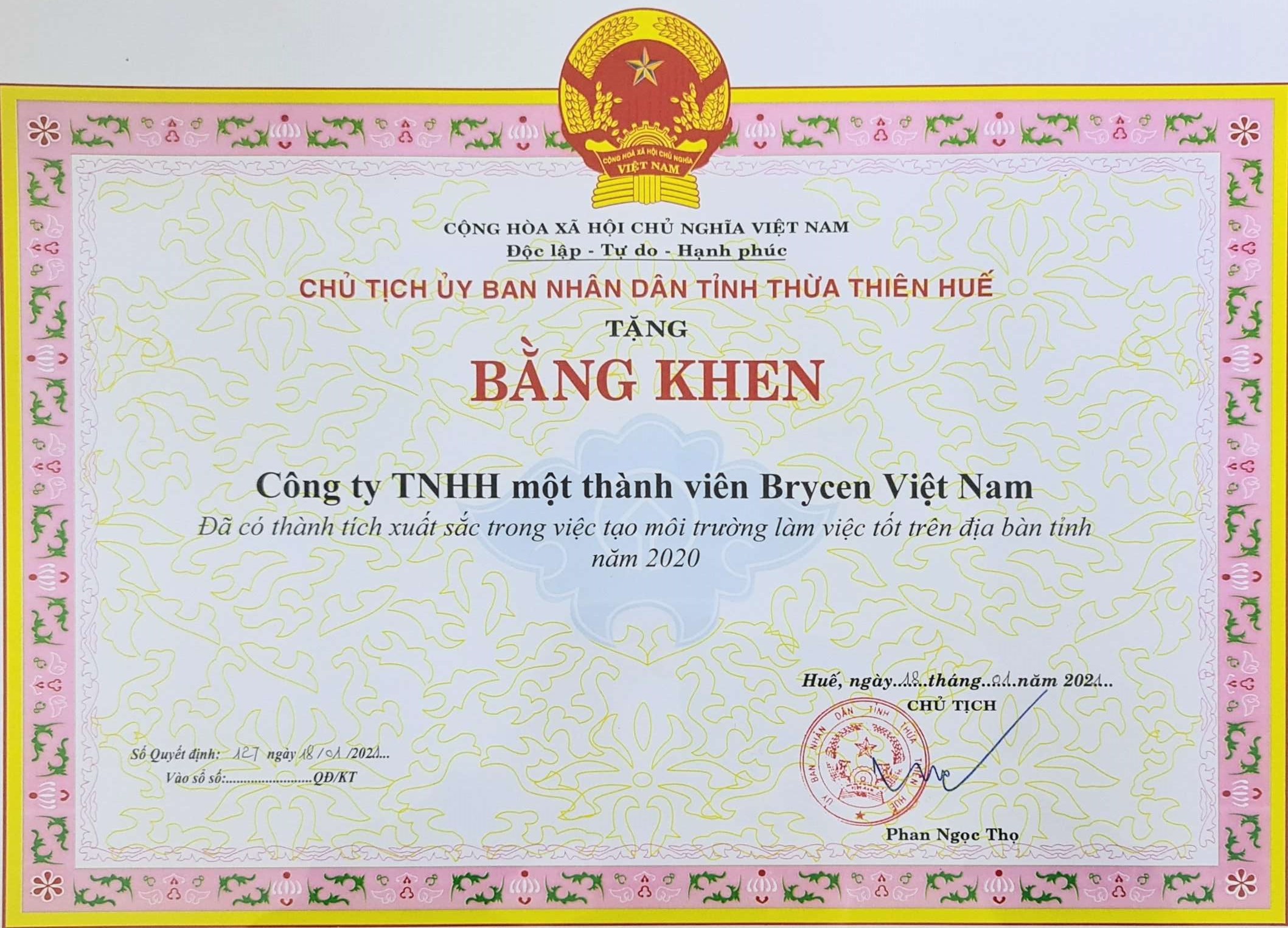 ブライセンベトナム（ベトナム・フエ市）は、フエ省で労働環境の創造に優れた功績を称えいただいた表彰状