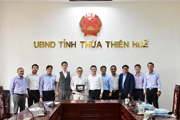 左から５番目：ブライセン代表 藤木、同６番目：フエ県 ホアン・ハイ・ミン（Hoang Hai Minh）副知事